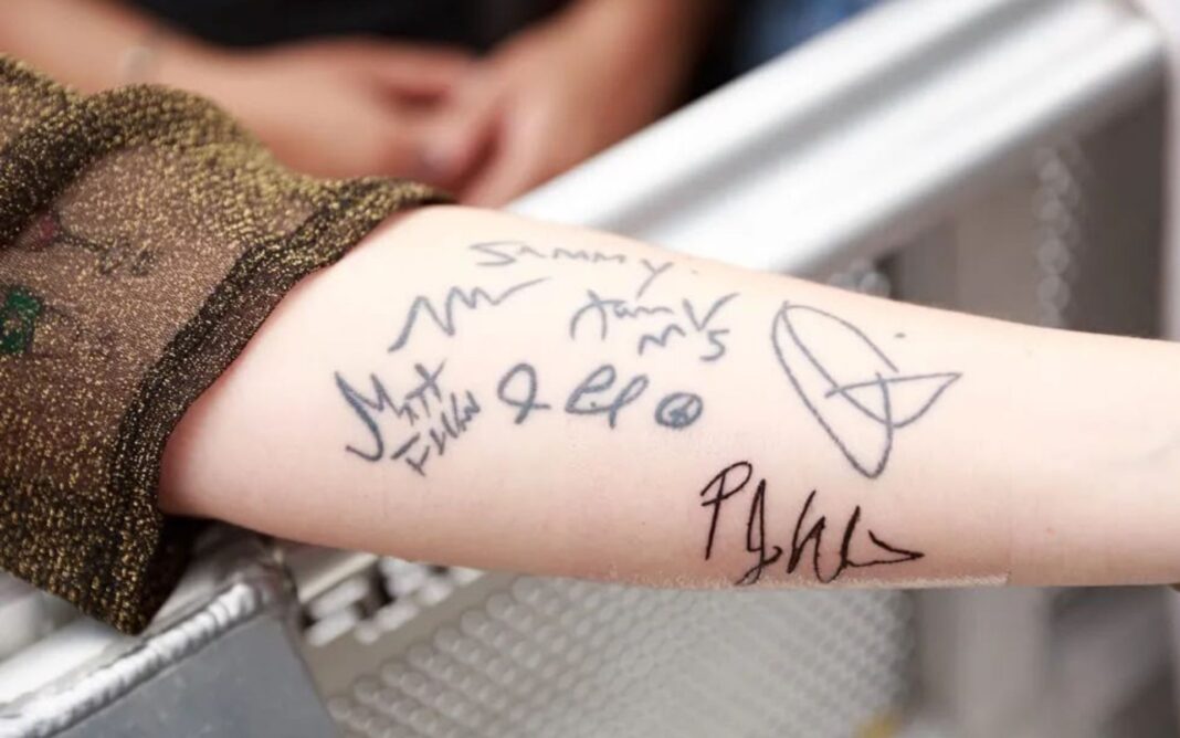 Fã tatua autógrafos do Maroon 5 e celebra cura do câncer em show no Brasil: ‘Homenagem’