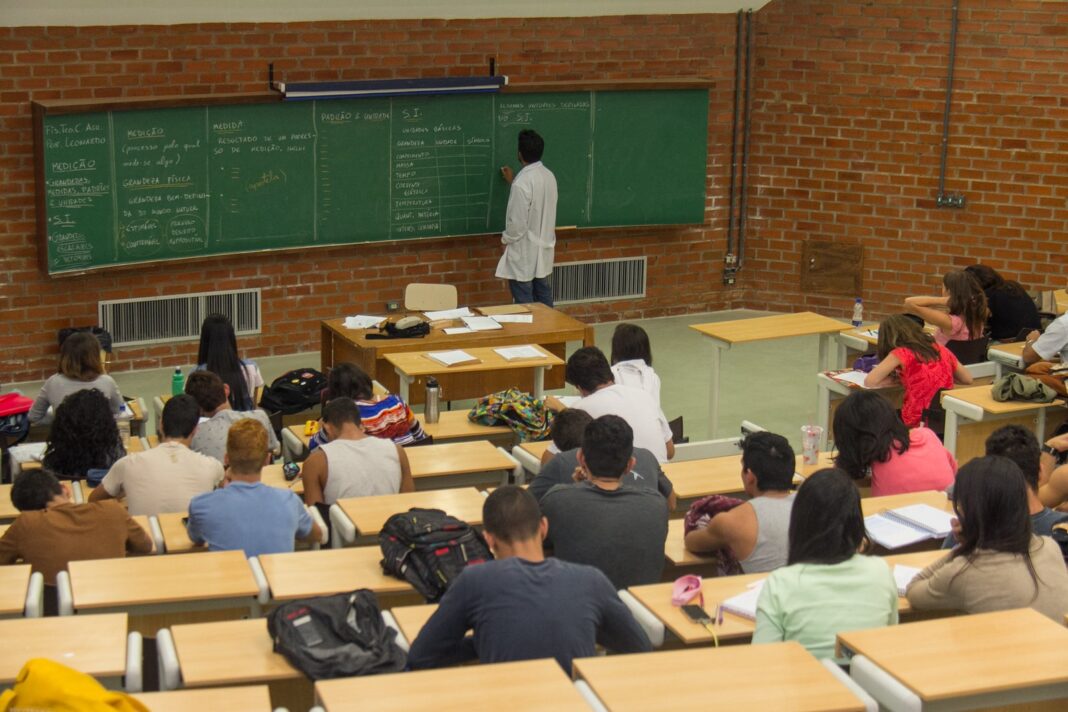 Aulas em universidades públicas podem ser assistidas por qualquer pessoa? Entenda as regras