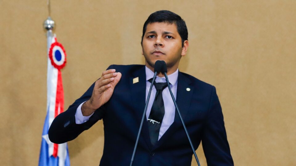 Justiça Baiana Impõe Restrição a Deputado Estadual em Prédios Públicos Sem Agendamento