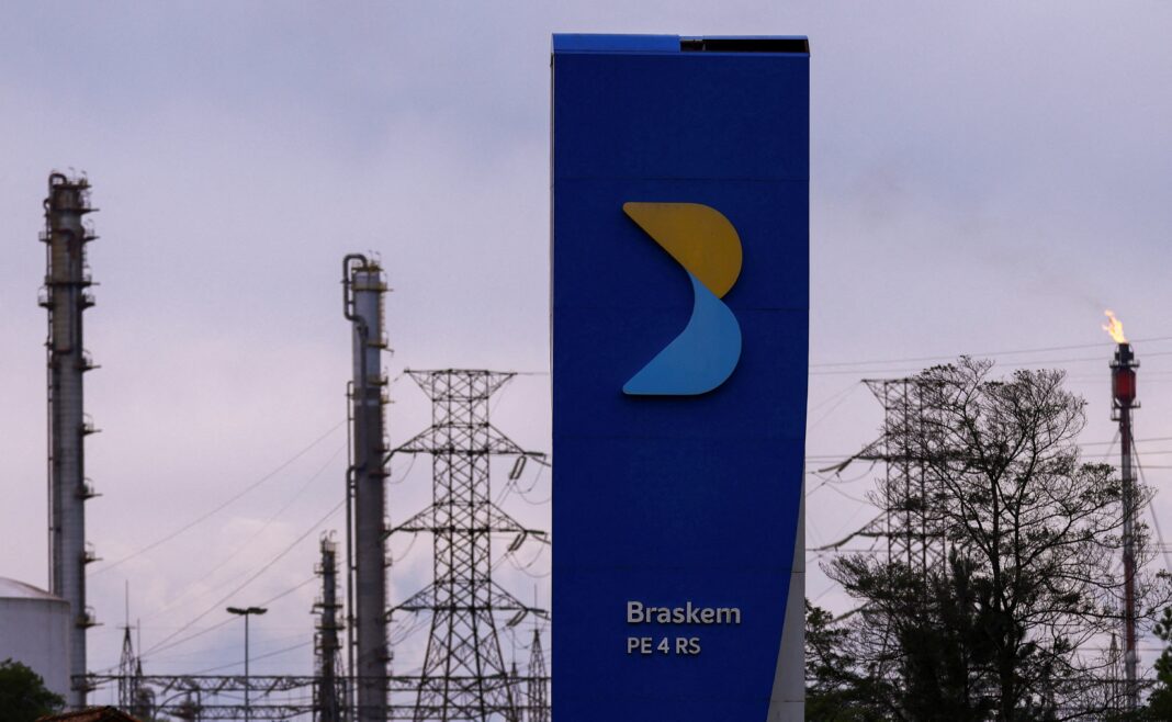Braskem cai 5,3% após B3 tirar ações de índices da Bolsa e empresa anunciar dívida de R$ 56 bilhões