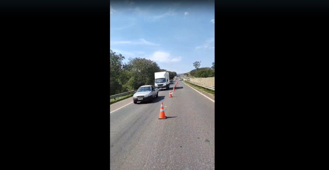 Homem morre após pular de caçamba caminhonete em movimento em rodovia no interior de SP