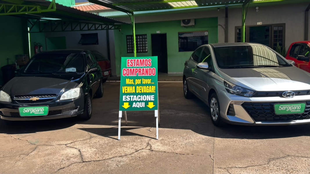 Concessionária invadida por ‘Vampira do Drift’ vira ponto turístico e ganha cartaz bem-humorado em Bauru: ‘Venha devagar’