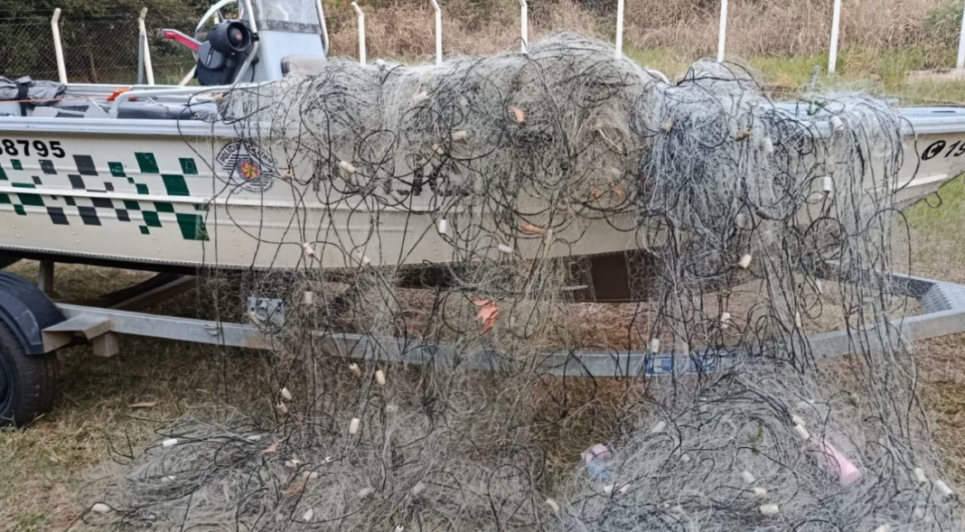 Polícia Ambiental apreende redes de pesca armadas irregularmente em lago de hidrelétrica em Presidente Epitácio