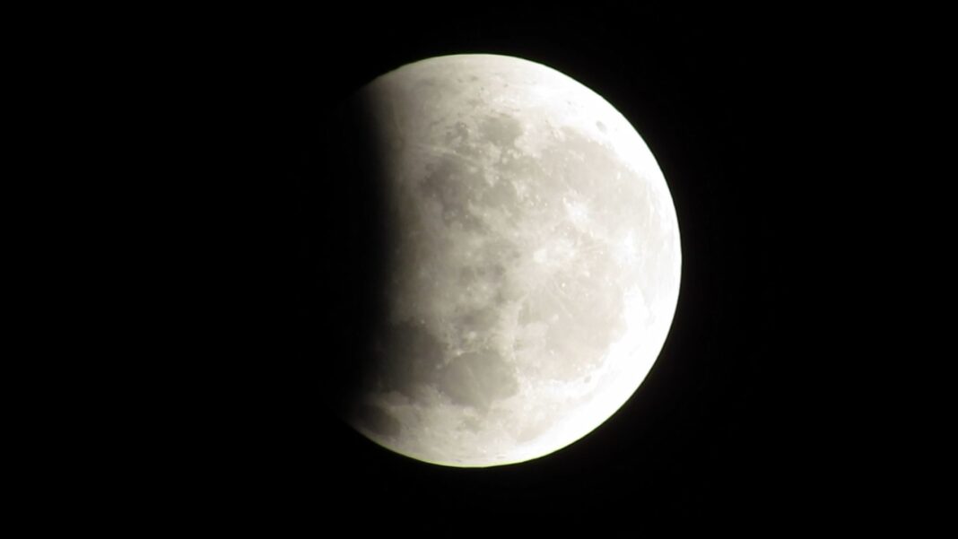 Eclipse lunar parcial é registrado por moradores na região de Campinas; veja FOTOS
