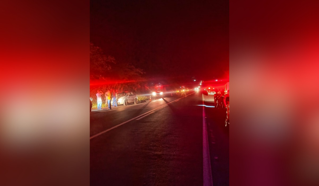 Motociclista morre após invadir faixa contrária durante ultrapassagem e bater de frente com carro no interior de SP