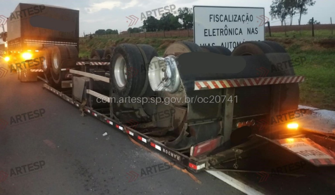 Tombamento de carreta após motorista levar ‘fechada’ interdita SP-294 em Parapuã
