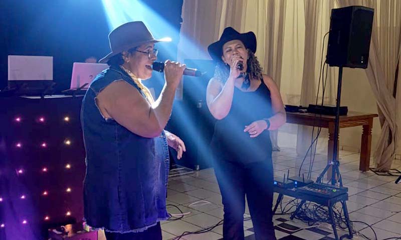 Dupla ‘Elas Cantam’ celebra trajetória de sucesso com lives semanais e shows na região