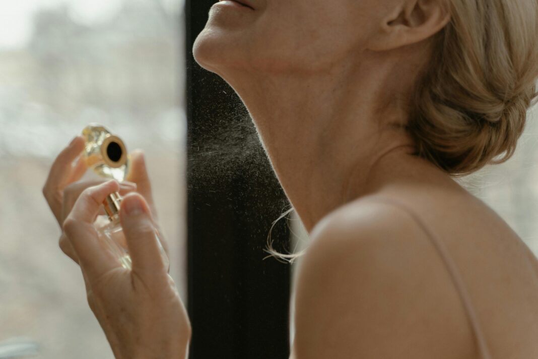 Borrifar perfume no pescoço é prejudicial à saúde? Especialistas esclarecem riscos à tireoide