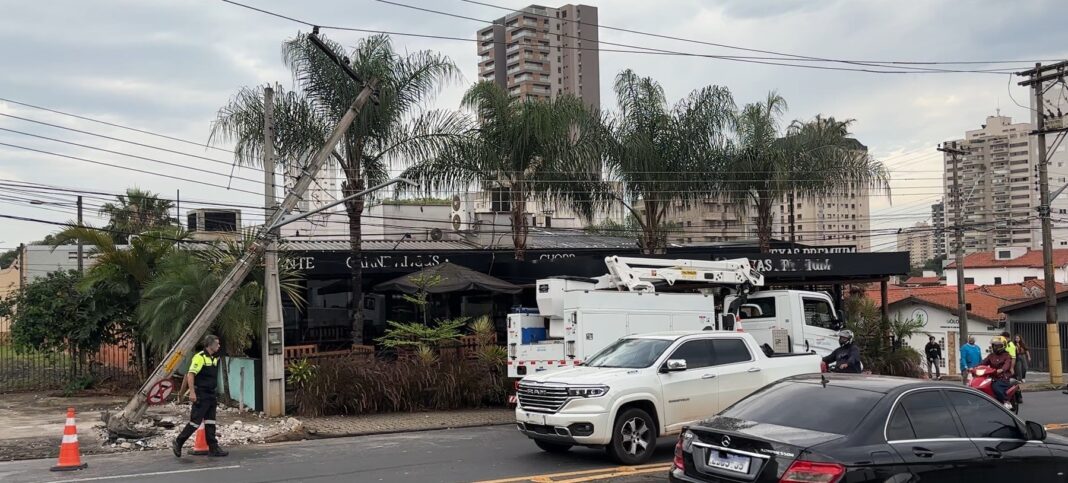 Motorista tem ‘apagão’ e bate contra poste na Avenida Centenário em Piracicaba; trecho tem congestionamento