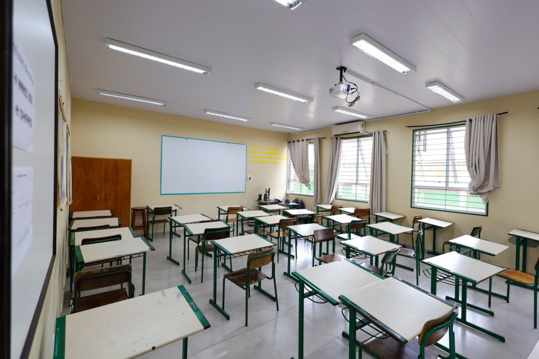 Educação Básica em SC e Florianópolis Melhora em Índices, Mas Aprendizagem Continua Sendo um Desafio