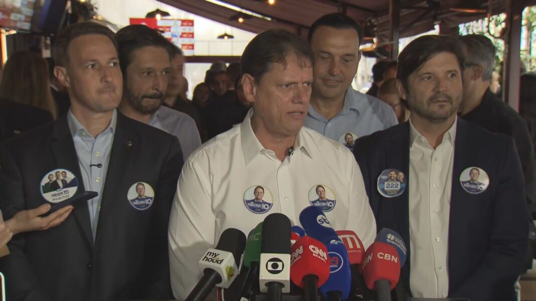 Tarcísio minimiza ausência em agendas de campanha de Flávio em SP e evita falar em Presidência em 2030
