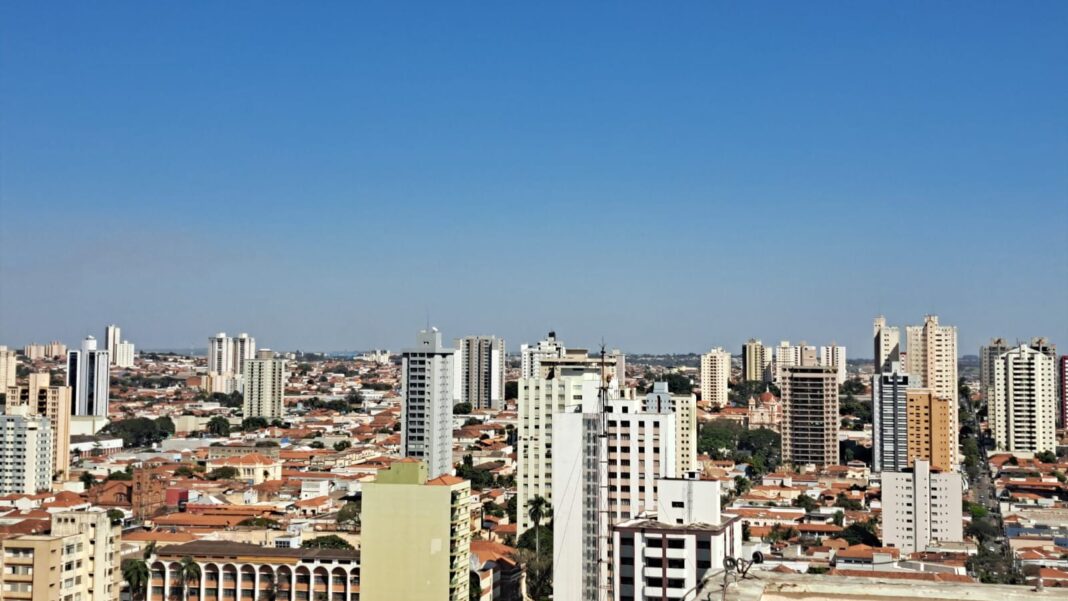 Maioria dos edifícios em Piracicaba é residencial, permite pets e não tem recarga para veículos elétricos, diz estudo