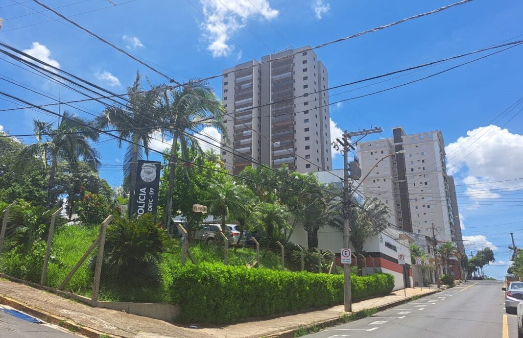 Polícia Civil procura suspeito da morte a tiros de homem achado em carro no interior de SP