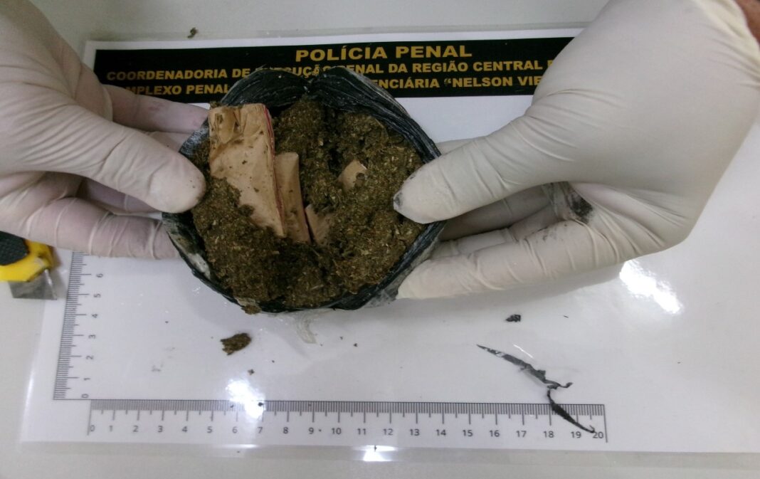 Mulher é presa com drogas escondidas no corpo ao tentar visitar namorado em presídio de Guareí