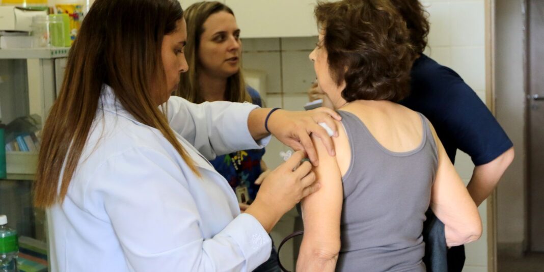 SUS amplia vacina pneumocócica 20 para idosos com 85 anos ou mais