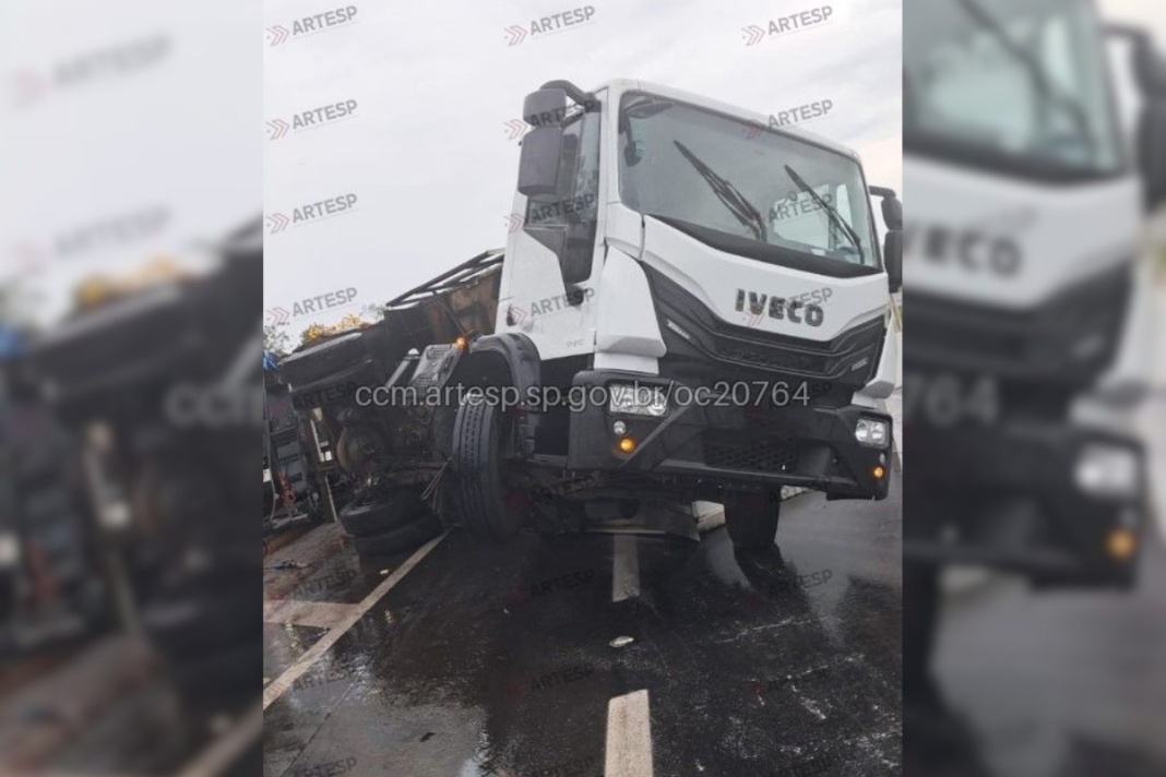 Carreta carregada com congelados tomba e bloqueia trecho da Raposo Tavares em Rancharia