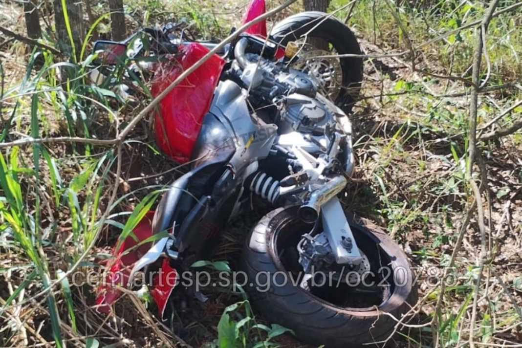 Motociclista morre após perder controle e bater em talude na rodovia SP-294 em Tupi Paulista