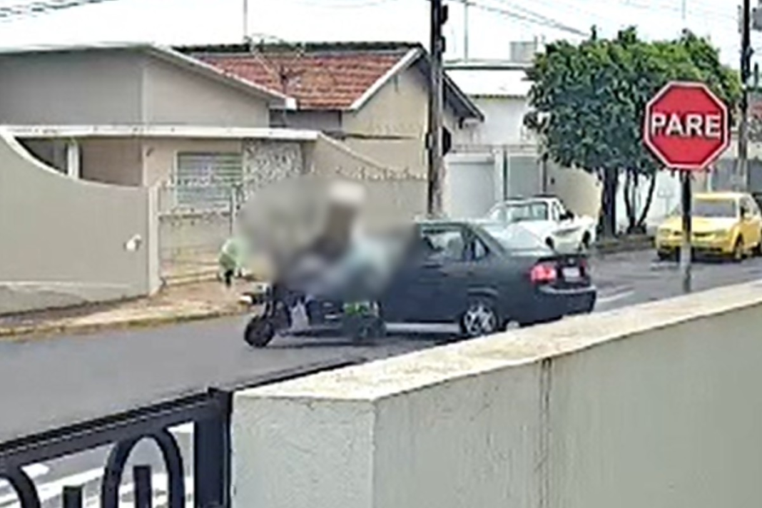 Mulher é atropelada por carro após perder controle de triciclo em Dracena