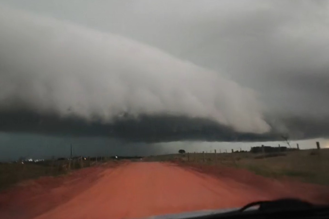 Morador flagra nuvem de temporal se aproximando em estrada rural no interior de SP