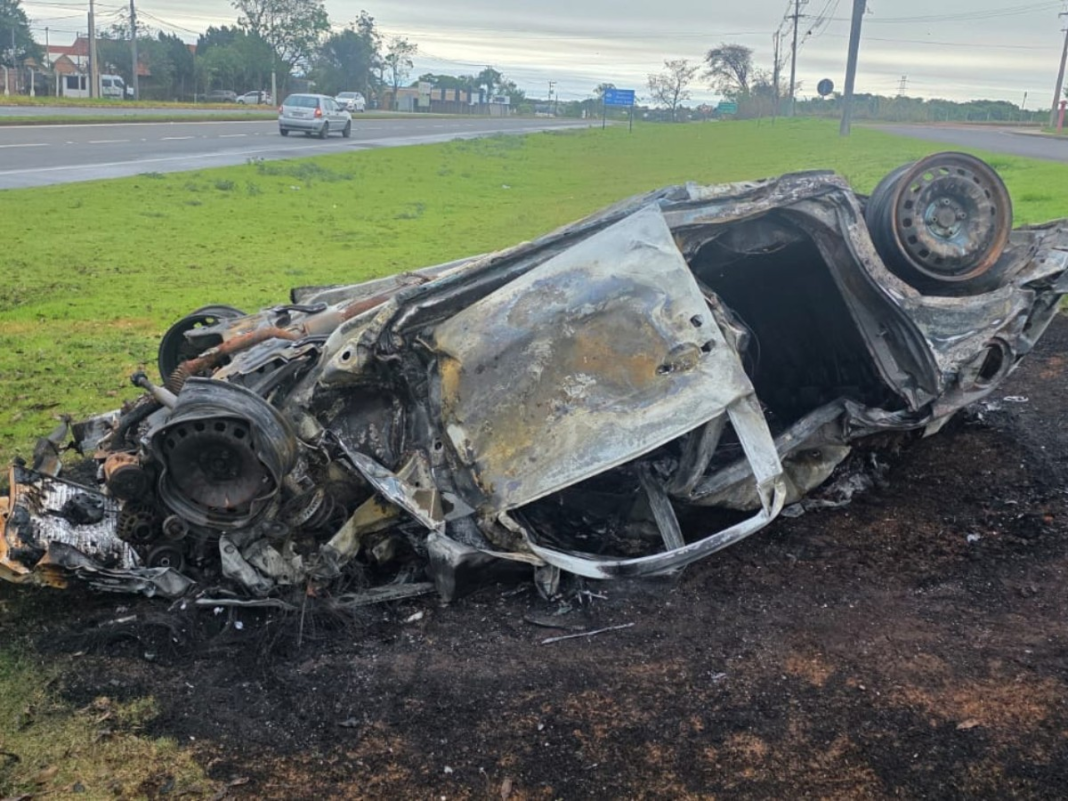 Carro capota, explode e deixa feridos em acidente na Rodovia SP-107, em Jaguariúna