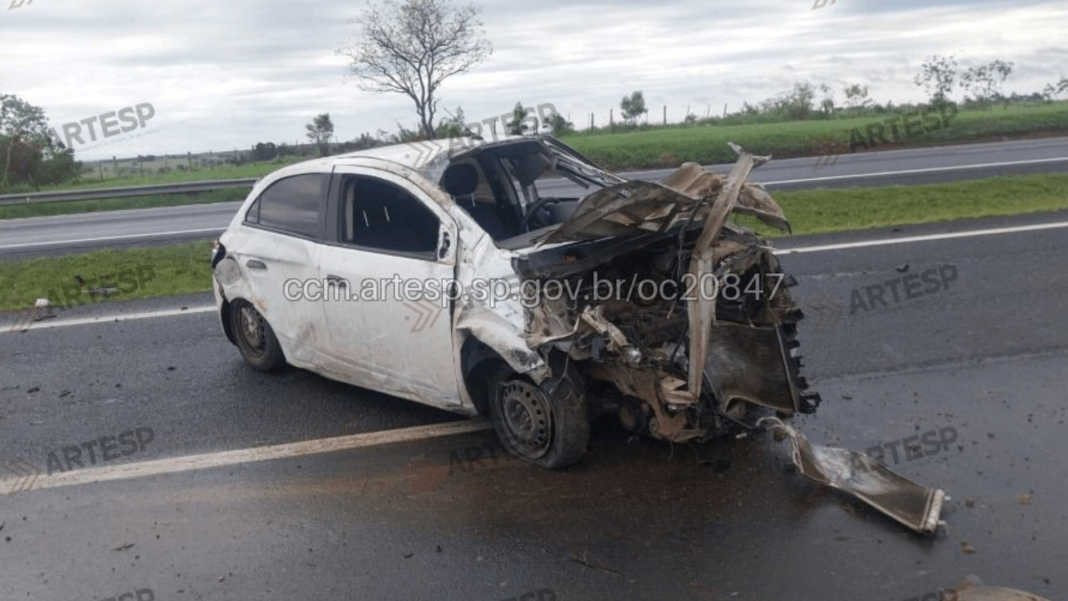 Motorista morre após ser ejetado de veículo em capotamento na Rodovia SP-225 em Paulistânia