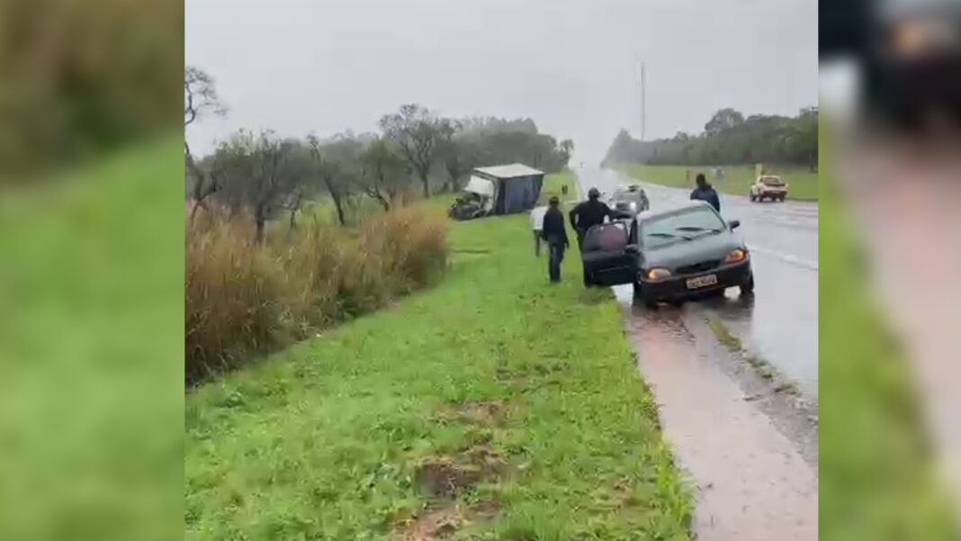 Motorista e passageiro morrem após carro aquaplanar e bater de frente com caminhão em rodovia no interior de SP