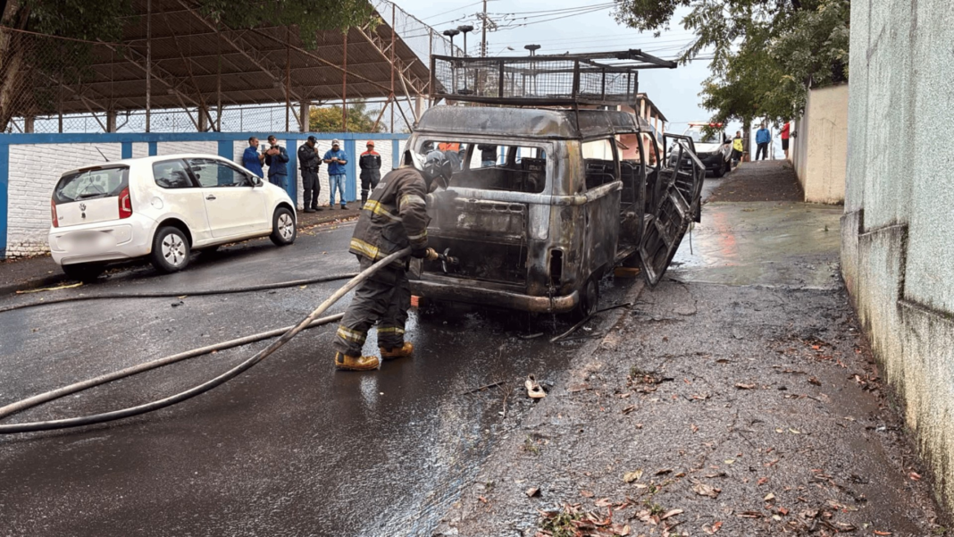 Kombi da prefeitura de Botucatu pega fogo e fica totalmente destruída; ninguém se feriu