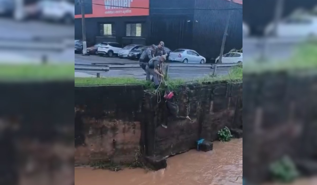 Mulher é resgatada por policiais após cair em córrego no Jardim Boa Esperança, em Campinas