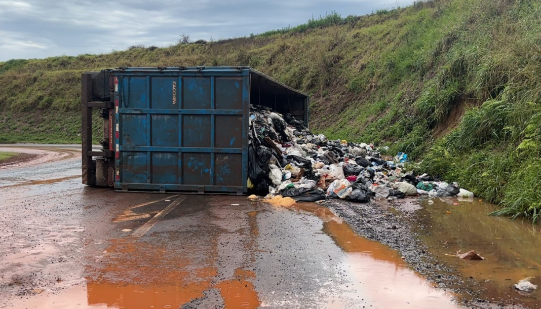 Caminhão com 20 toneladas de lixo tomba e interdita parcialmente anel viário de Piracicaba