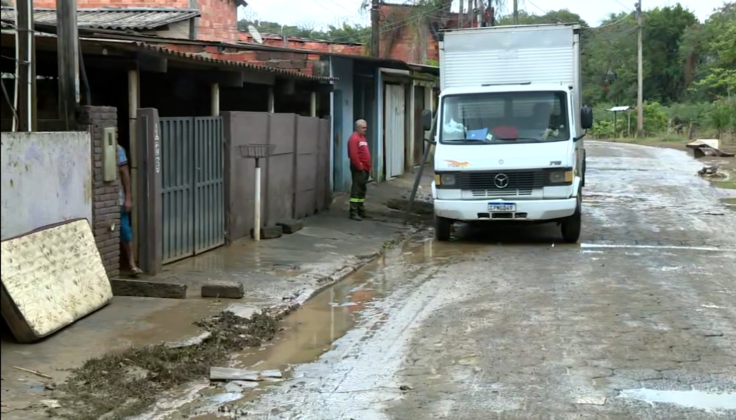 Capivari: Famílias retornam às casas após alagamentos com baixa no nível do rio; 16 seguem desabrigadas