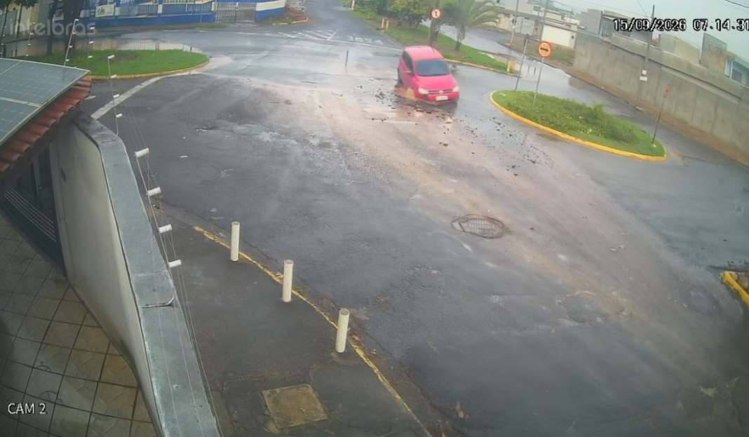 Carro cai em buraco com água e fica preso em rua de Mogi Guaçu