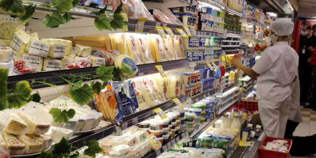 Inflação oficial de agosto fecha em -0,32%, menor taxa em quatro anos impulsionada por quedas em alimentos e transportes