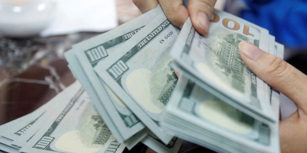 Dólar opera perto de R$ 5,15 com aversão ao risco global e tensões internas