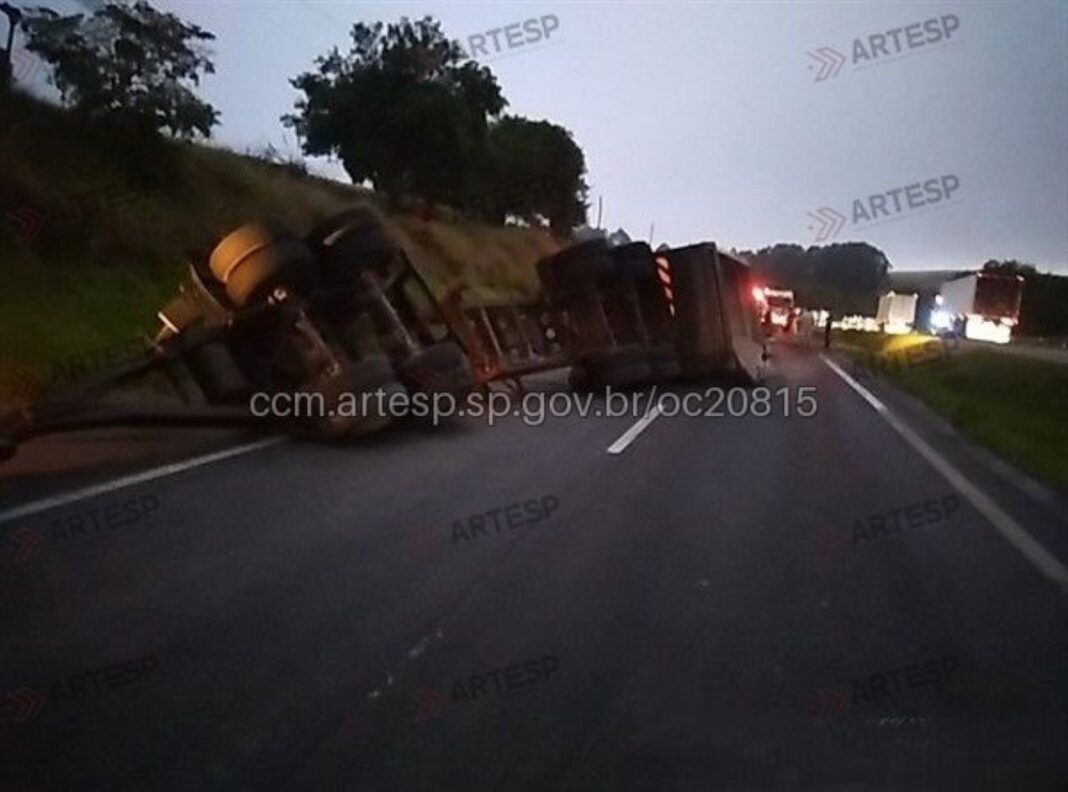 Carreta carregada com filito tomba e interdita rodovia SP-127 em Itapetininga