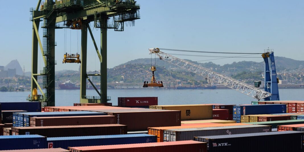 Balança comercial brasileira registra superávit de US$ 7,4 bilhões em agosto, impulsionada por exportações