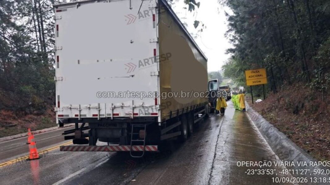 Motorista morre após colisão entre carro e carreta na Rodovia Raposo Tavares em Itapetininga