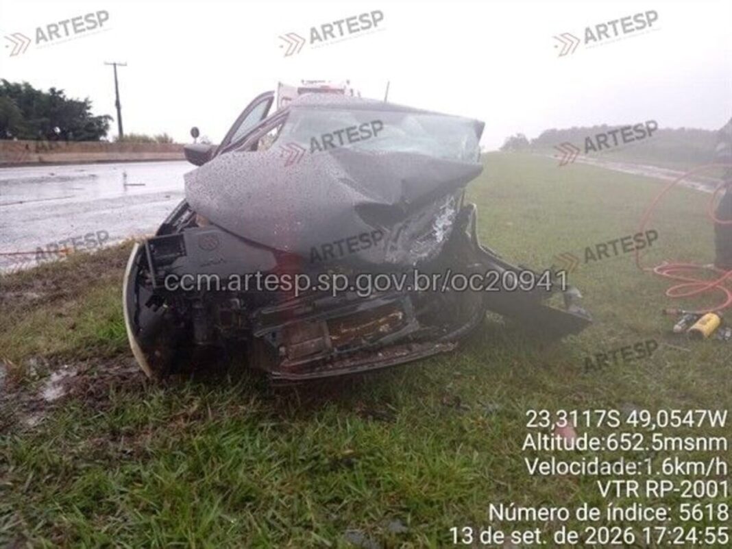 Mãe e filha morrem em colisão frontal causada por motorista que invadiu pista contrária em rodovia de Itaí