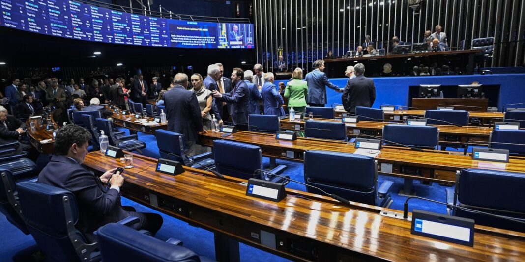 Aziz busca rito especial para acelerar votação da PEC da escala 6×1 no Senado