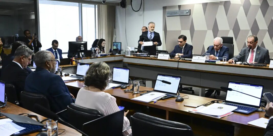 CCJ do Senado aprova PEC que extingue a jornada de trabalho 6×1