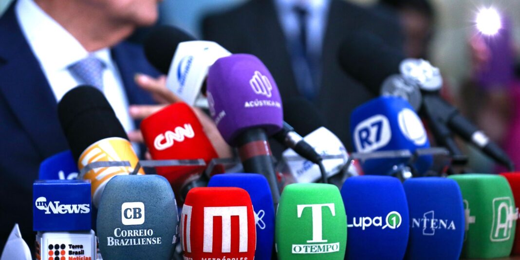 Estudo Revela Assédio e Sobrecarga Ameaçando Saúde Mental de Jornalistas no Brasil