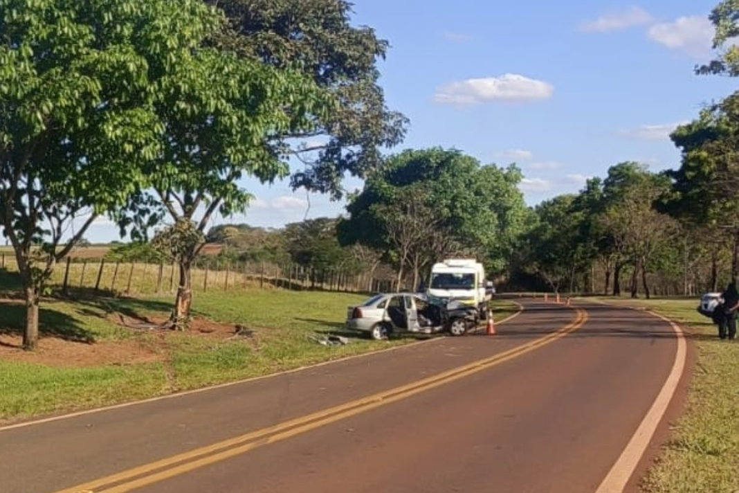 Mulher morre após carro capotar e atingir árvore em São João do Pau d’Alho