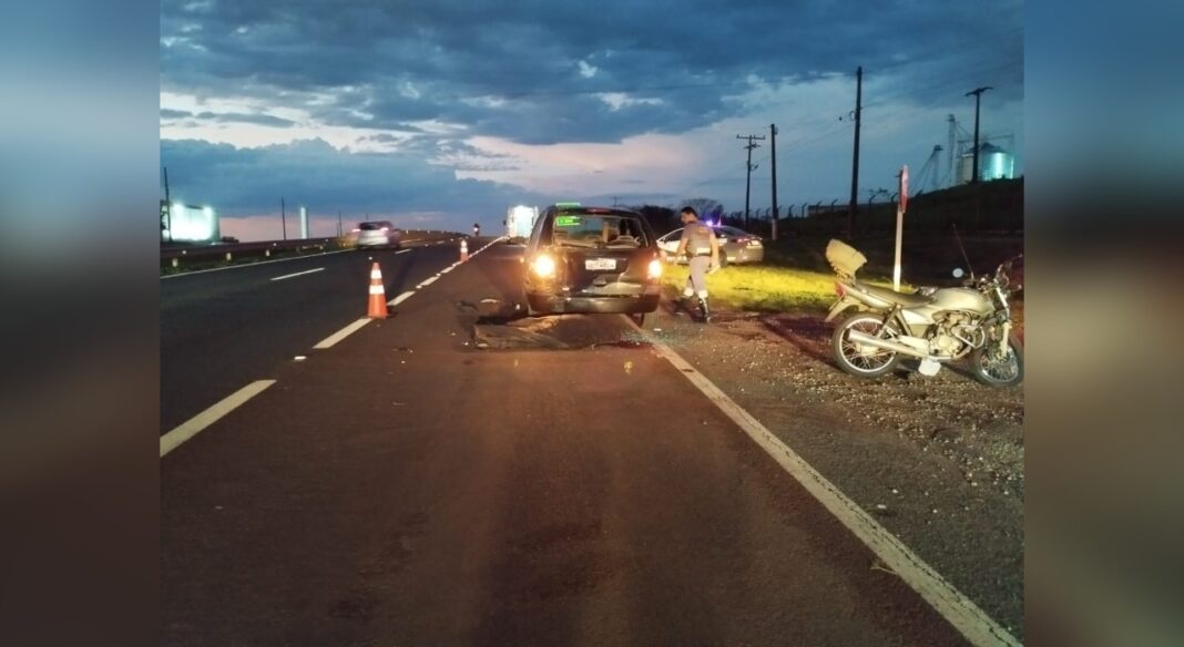 Motociclista morre após colisão com carro parado na Rodovia Raposo Tavares em Regente Feijó