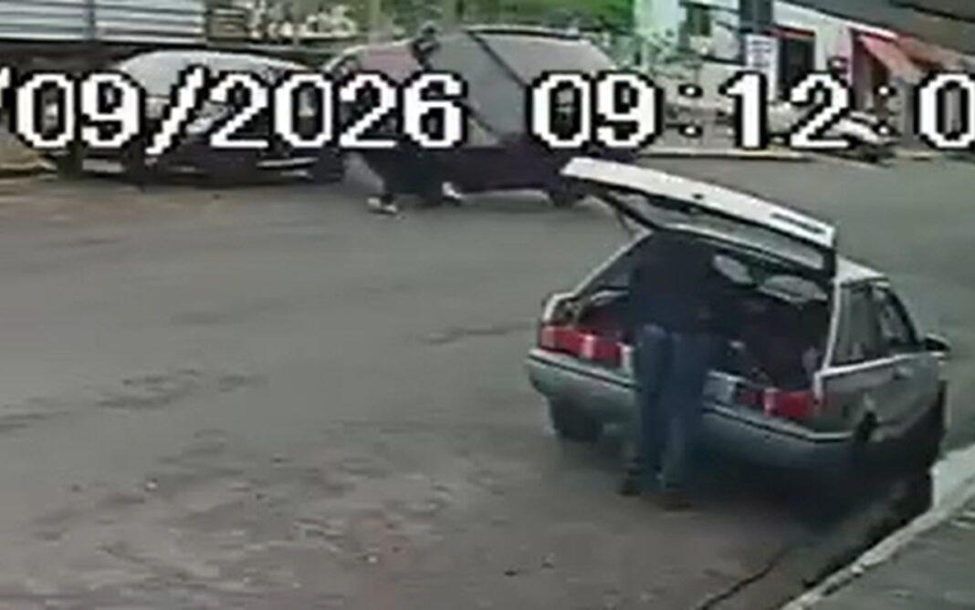 Homem é arremessado de capô de carro após colisão em Agudos; casal fica ferido