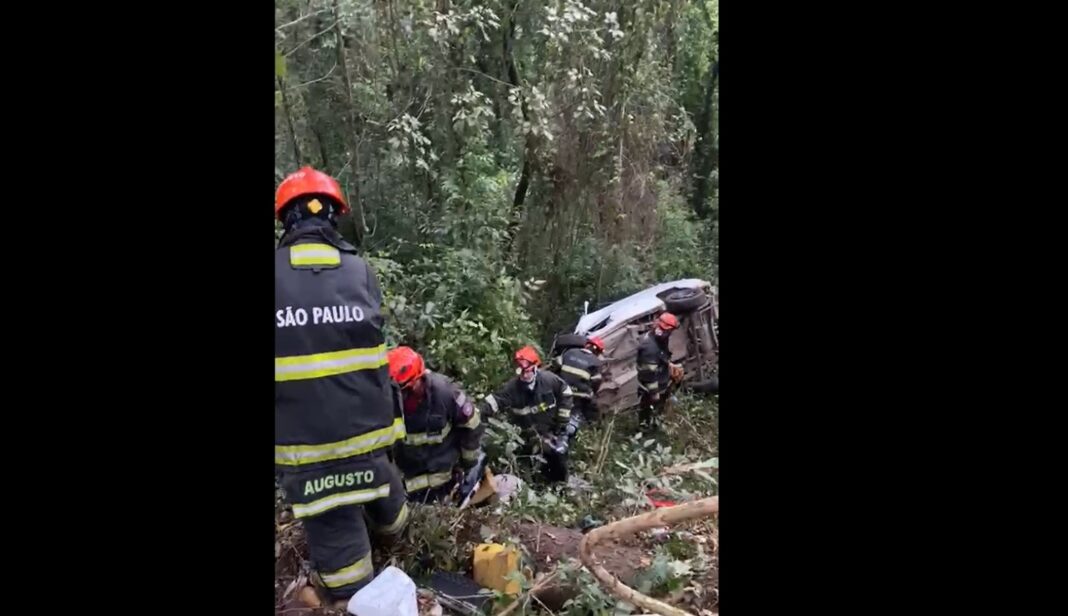 Motorista morre após carro cair em ribanceira de seis metros em Piracicaba