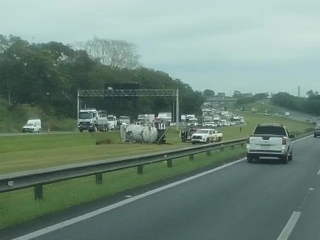 Acidente com caminhão, ônibus e carro interdita Rodovia dos Bandeirantes em Valinhos e deixa feridos