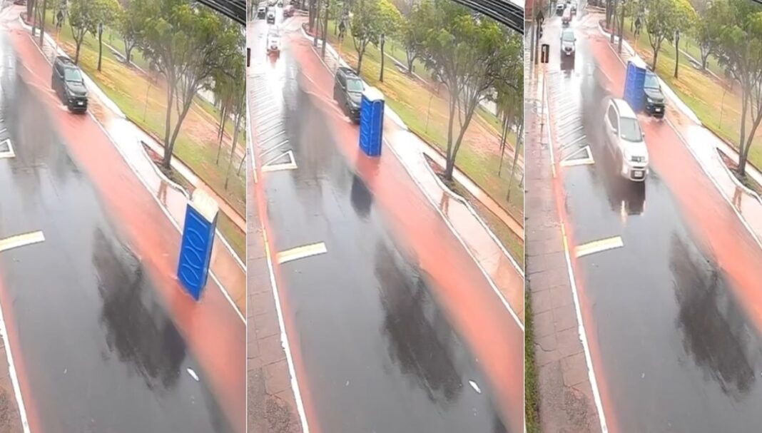 Tempestade em Bauru arrasta banheiro químico e atinge carro em avenida