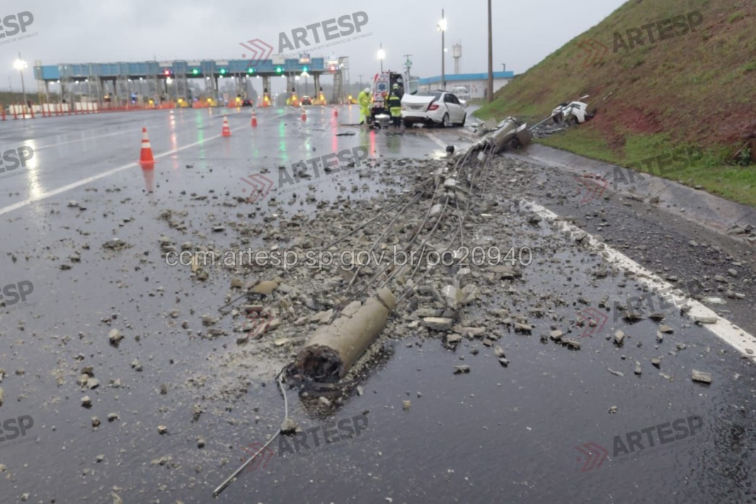 Empresário morre após perder controle de veículo e colidir com poste em rodovia de SP durante chuva