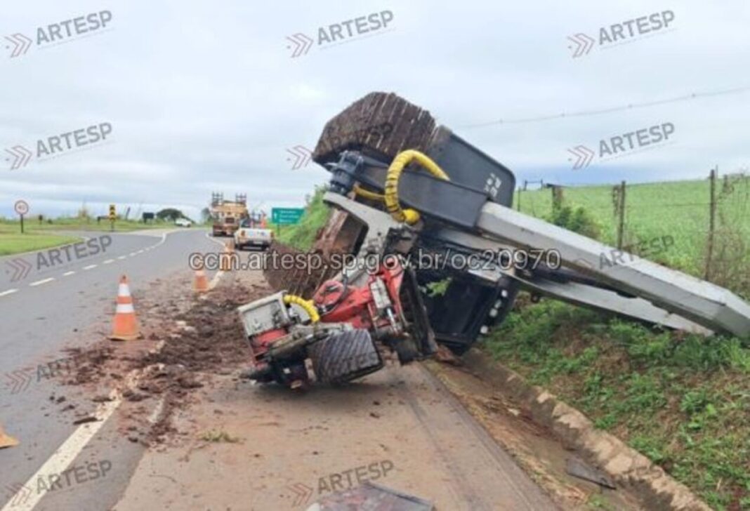 Trator tomba e causa interdição parcial na Rodovia Raposo Tavares em Piraju
