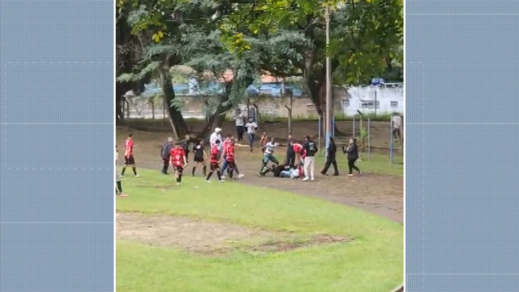 Jogadores e torcedores agridem árbitro e auxiliar em partida de futebol amador em Campinas