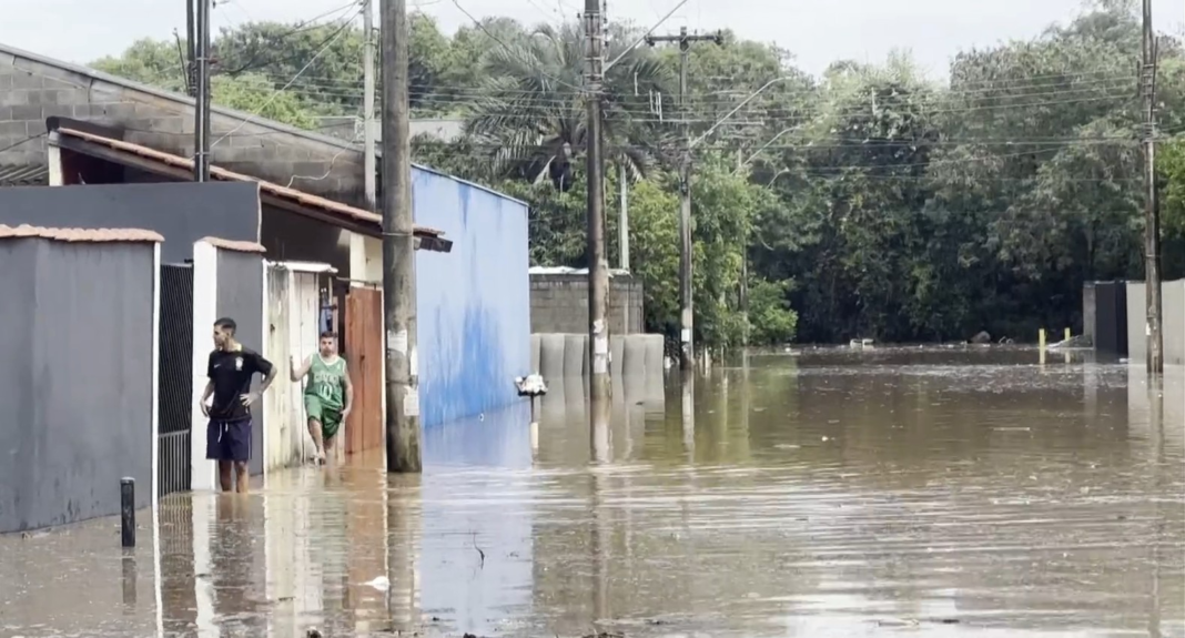 Ribeirão Quilombo transborda e causa alagamentos em Nova Odessa, deixando moradores ilhados
